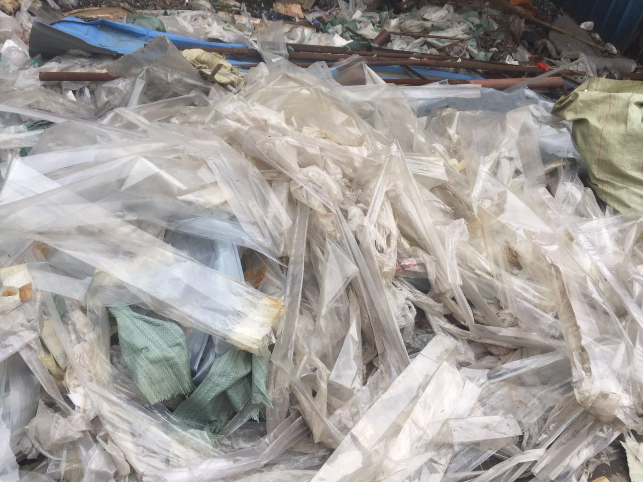 塑料薄膜,每月2吨,一个月处理一次.露天堆放,提货当日付款,不带票.